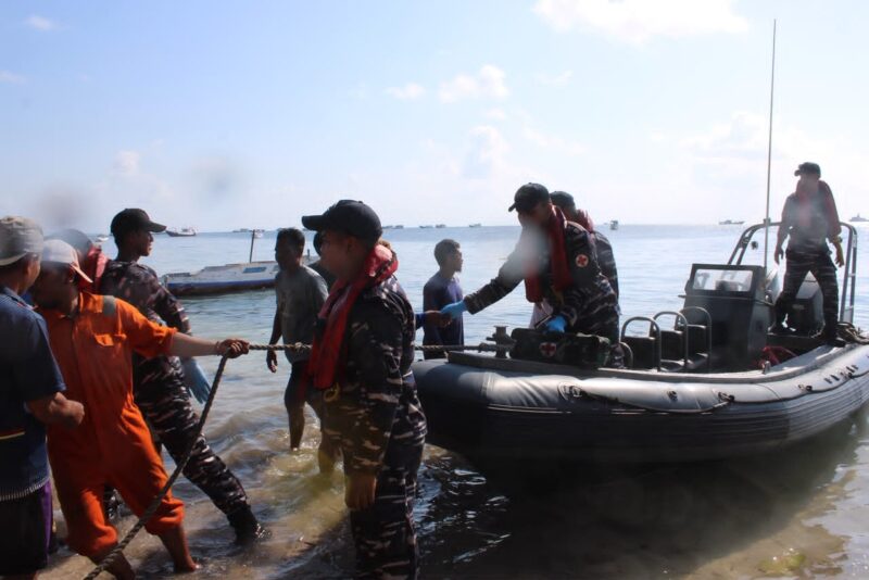 KRI MARLIN-877 BERHASIL EVAKUASI KORBAN SELAMAT KLM NURUL SALSA 01 DI KEPULAUAN SELAYAR