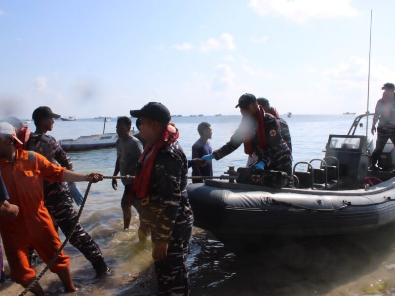 KRI MARLIN-877 BERHASIL EVAKUASI KORBAN SELAMAT KLM NURUL SALSA 01 DI KEPULAUAN SELAYAR