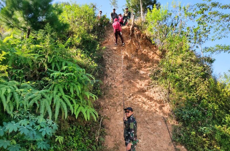 TNI Dukung Pendidikan Karakter, Koramil Pule Dampingi Mountaineering MOGD SMAN 1 Pule