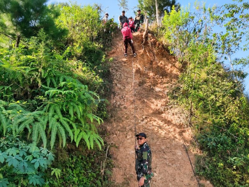 TNI Dukung Pendidikan Karakter, Koramil Pule Dampingi Mountaineering MOGD SMAN 1 Pule