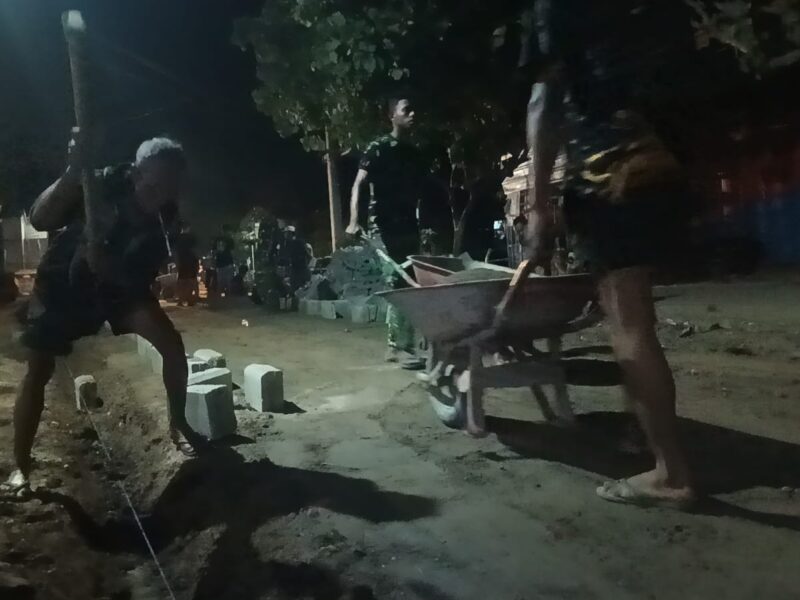 Tidak Kenal Waktu, Siang Malam TNI dan Masyarakat Kerjakan Sasaran TMMD 129 Bulu Lor