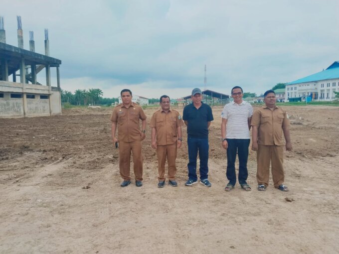 Wabup dan Plt Kadis Parekrafpora Aceh Tamiang Tinjau Pembersihan Lahan Pasca Banjir Stadion Olahraga – Detiktoday.com