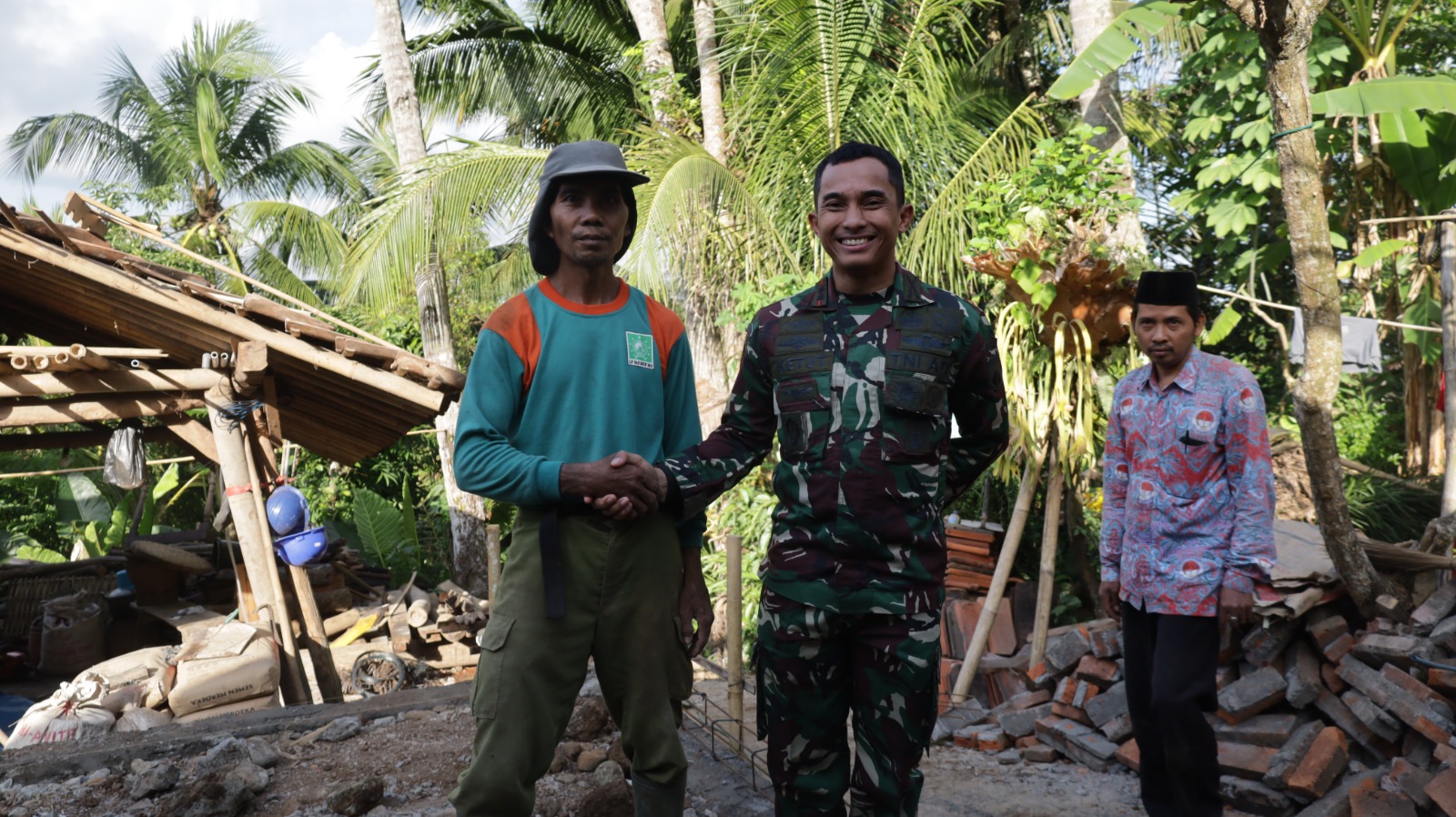 Letkol Inf Ketut Hendra Budihardja, Melaksanakan Anjangsana Ke Rumah Warga Yang Berada Di Sekitar Sasaran Fisik Pengecoran Jalan