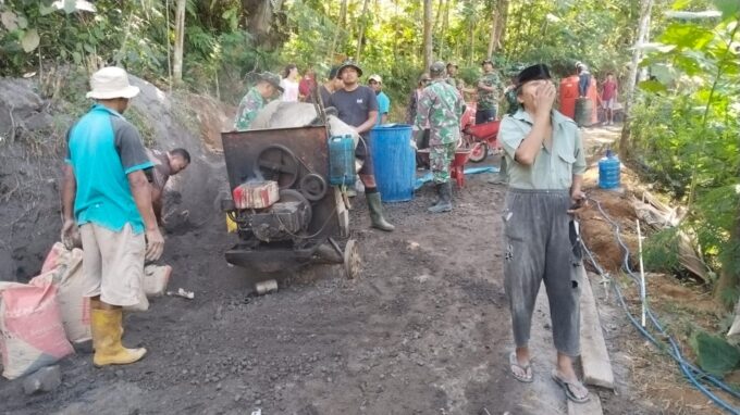 Konten Kreator Hasan Sule Turut Publikasikan Semangat TMMD Reguler ke-129 di Desa Watuduwur