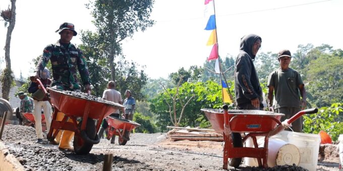 Dengan Penuh dedikasi, Anggota Satgas TMMD Reguler ke-129 Kodim 0708 Purworejo Dalam Mengerjakan Sasaran Fisik Pengecoran Jalan