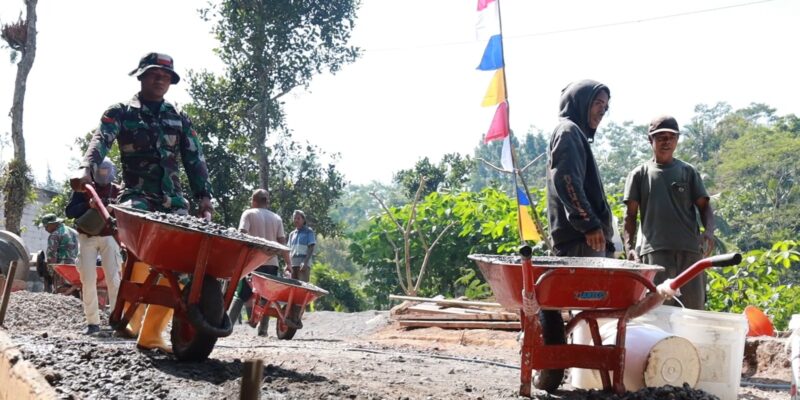 Dengan Penuh dedikasi, Anggota Satgas TMMD Reguler ke-129 Kodim 0708 Purworejo Dalam Mengerjakan Sasaran Fisik Pengecoran Jalan