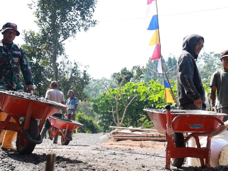 Dengan Penuh dedikasi, Anggota Satgas TMMD Reguler ke-129 Kodim 0708 Purworejo Dalam Mengerjakan Sasaran Fisik Pengecoran Jalan