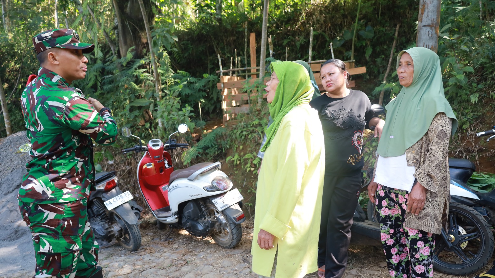 Hangatnya Kebersamaan,Dansatgas TMMD dengan Warga Watuduwur, Pengabdian yang Menyatukan Hati