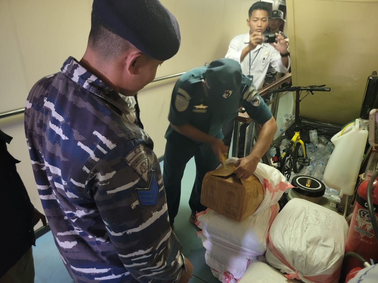 TNI AL GAGALKAN PENGIRIMAN 300 KG SIANIDA ILEGAL MELALUI JALUR LAUT