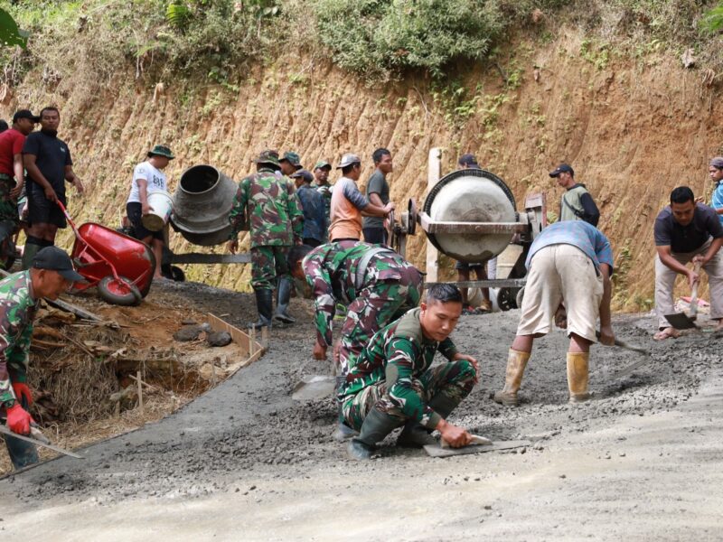 Satgas TMMD dan Warga Kebut Pembangunan di Watuduwur
