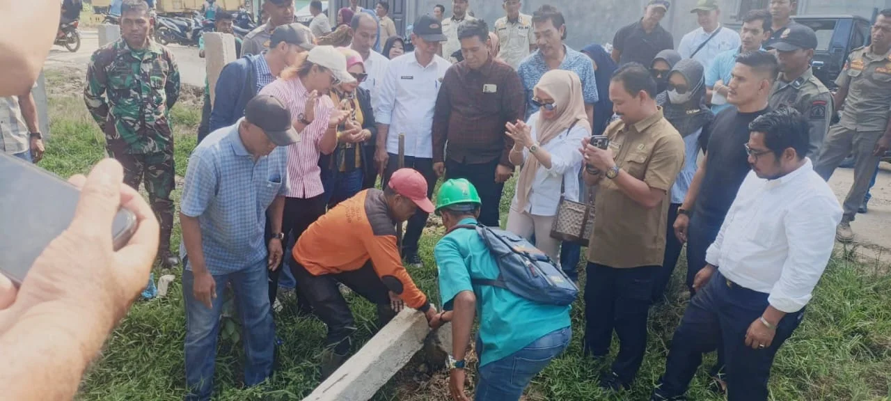 Tak Berkutik di Ultimatum Dewan Aceh Tamiang, PT SMI Akhirnya Bongkar Tiang Beton – Detiktoday.com