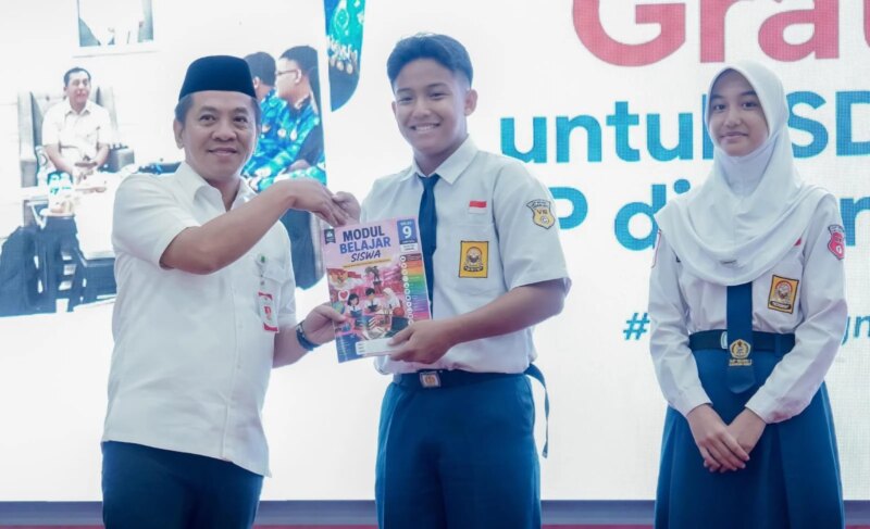 Jawab Keresahan Orang Tua, Pemkab Karawang Gratiskan Modul Belajar SD dan SMP – Detiktoday.com