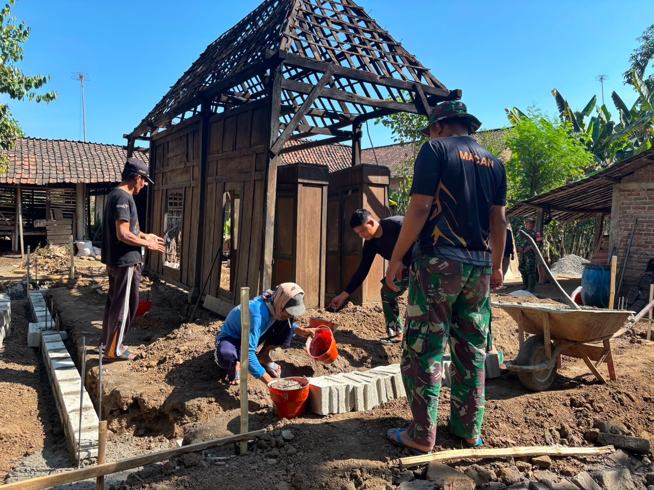Tim Satgas TMMD 129 Bulu Lor Aktif Berikan Layanan Kesehatan dan Fisik