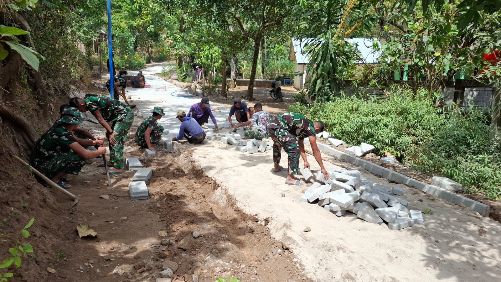 KADES BULU LOR: SPESIFIKASI TEKNIK PEMBANGUNAN PAVING JALAN SASARAN TMMD KE-129 SESUAI KONTUR TANAH