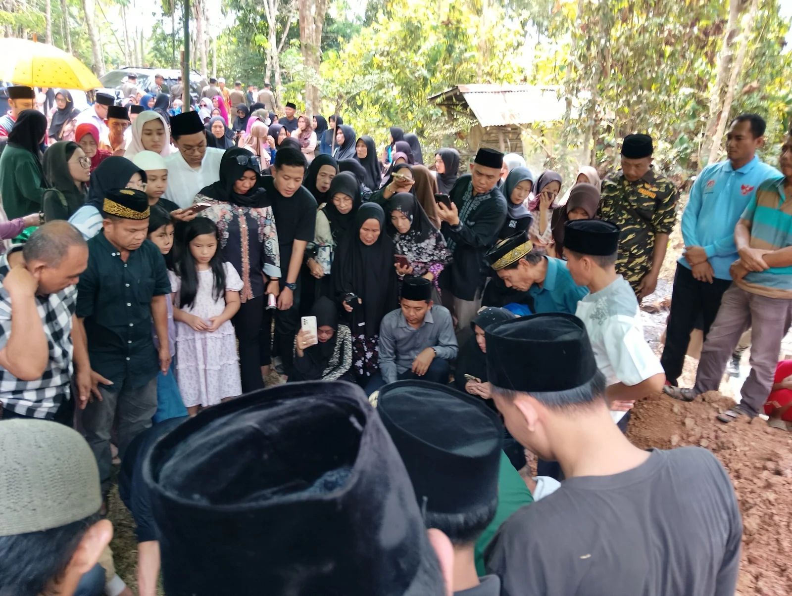 Ratusan Pelayat Antarkan Kepergian H. Nang Ali Solihin, SH di Desa Sukamaju Talang Ubi – Detiktoday.com