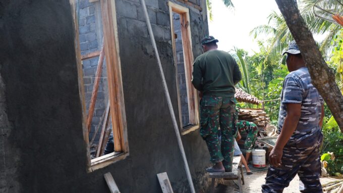 TNI Bersatu untuk Rakyat, Prajurit TNI AL Turun Tangan Bedah Rumah Warga di TMMD Purworejo
