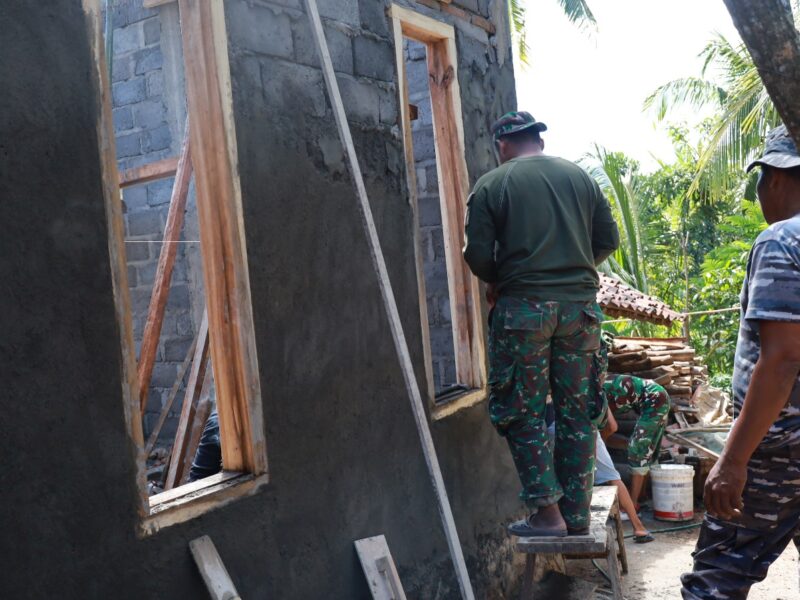 TNI Bersatu untuk Rakyat, Prajurit TNI AL Turun Tangan Bedah Rumah Warga di TMMD Purworejo