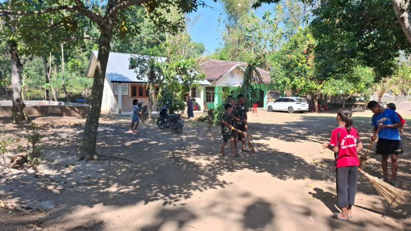 BERSAMA GURU DAN MURID SEKOLAH MINGGU, ANGGOTA SATGAS TMMD BERSIHKAN HALAMAN VIHARA VIMALAKIRTI
