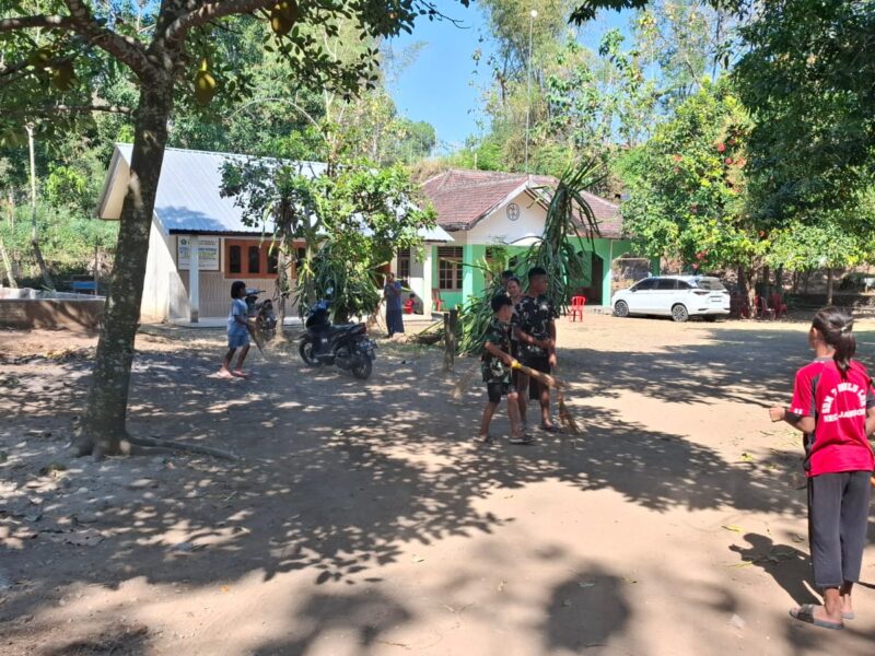 BERSAMA GURU DAN MURID SEKOLAH MINGGU, ANGGOTA SATGAS TMMD BERSIHKAN HALAMAN VIHARA VIMALAKIRTI