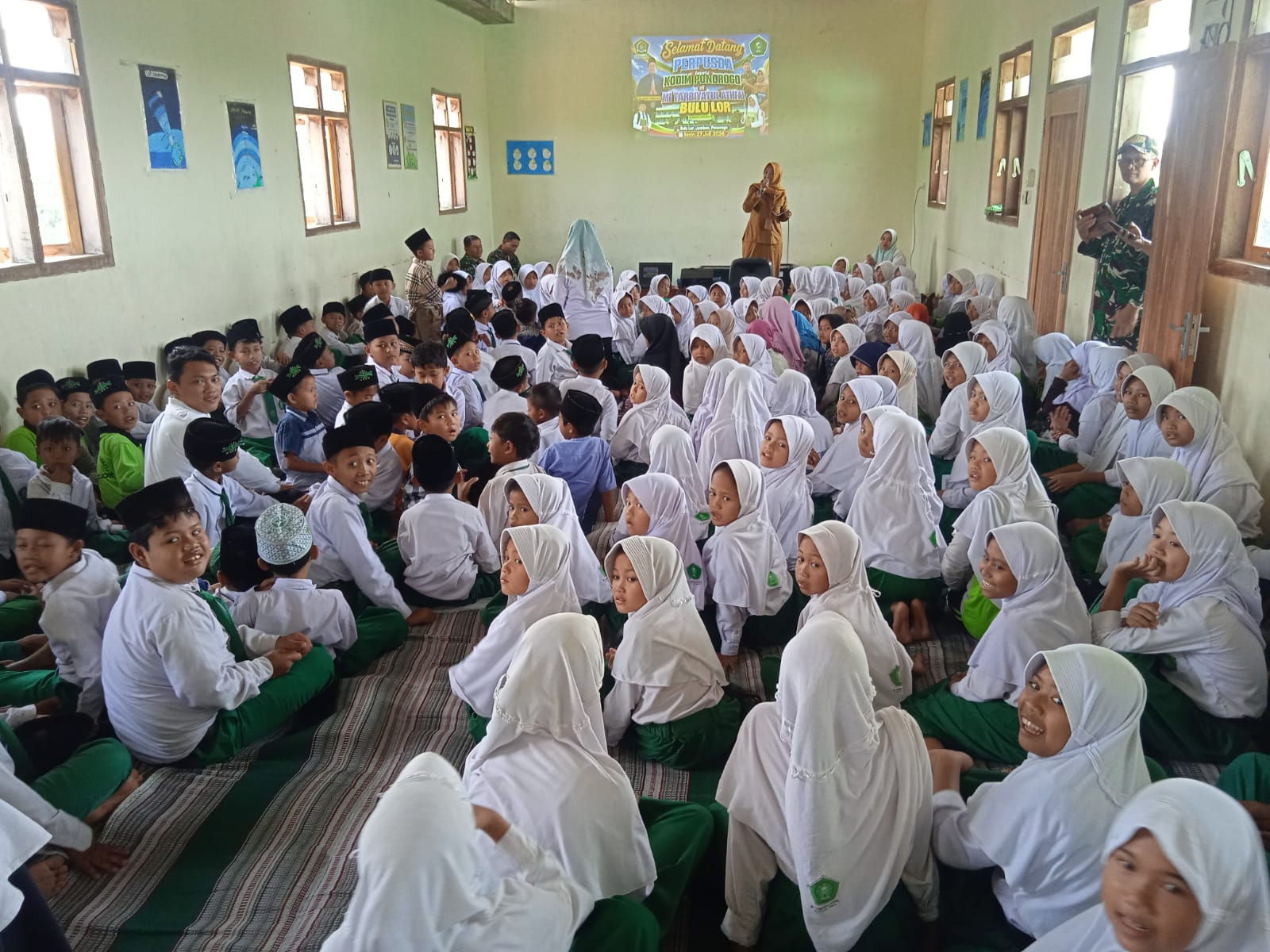 Perpustakaan Keliling TMMD 129 Bulu Lor, Diserbu Siswa
