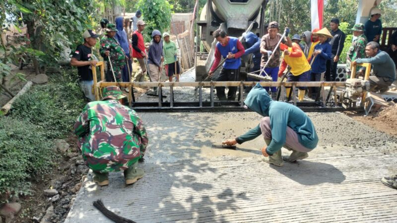 Karya Bhakti TNI Rabat Jalan di Desa Wonorejo, Rampung Dua Pertiga Dari Target