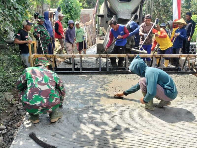Karya Bhakti TNI Rabat Jalan di Desa Wonorejo, Rampung Dua Pertiga Dari Target
