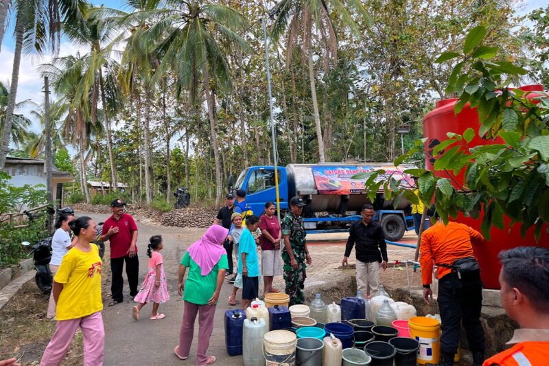 TNI-BPBD-BBWS Brantas Salurkan 16.000 Liter Air Bersih, untuk Warga Terdampak Kekeringan di Panggul