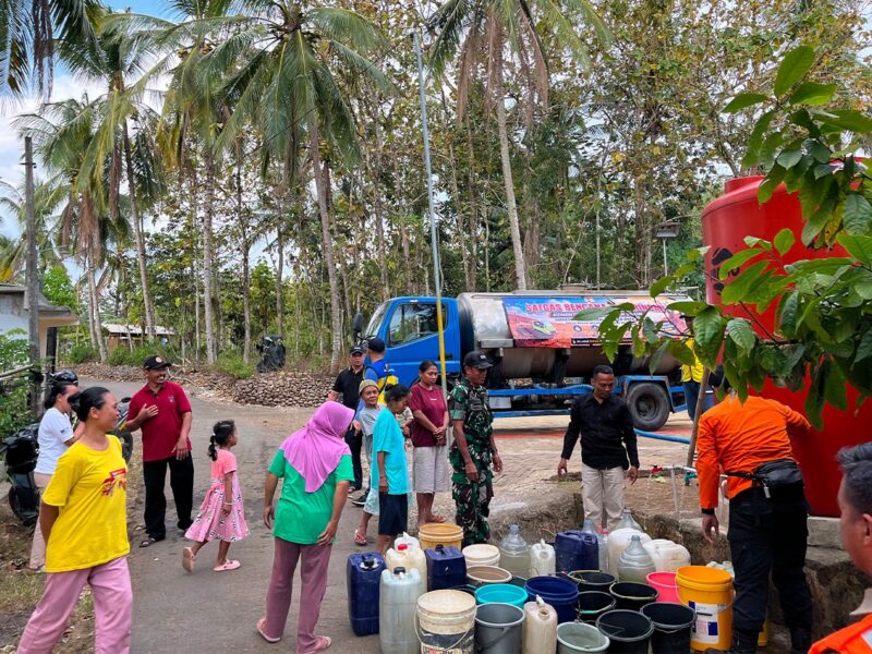 TNI-BPBD-BBWS Brantas Salurkan 16.000 Liter Air Bersih, untuk Warga Terdampak Kekeringan di Panggul