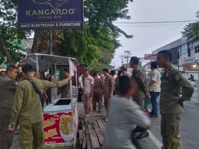 Satpol PP Palembang Sikat PKL Bandel di Pasar Multi Wahana, Lapak di Trotoar dan Badan Jalan Dibongkar – Detiktoday.com