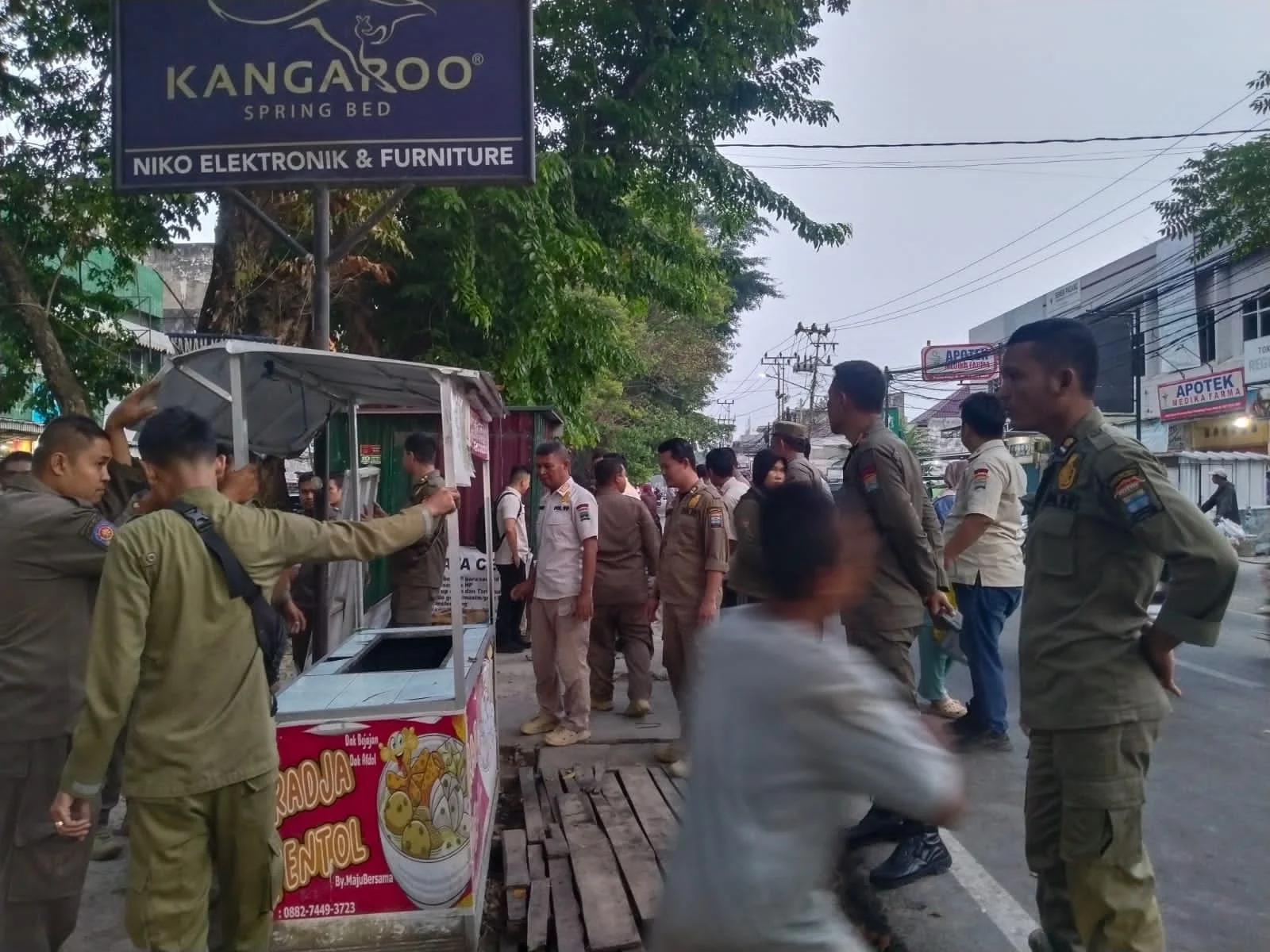 Satpol PP Palembang Sikat PKL Bandel di Pasar Multi Wahana, Lapak di Trotoar dan Badan Jalan Dibongkar – Detiktoday.com