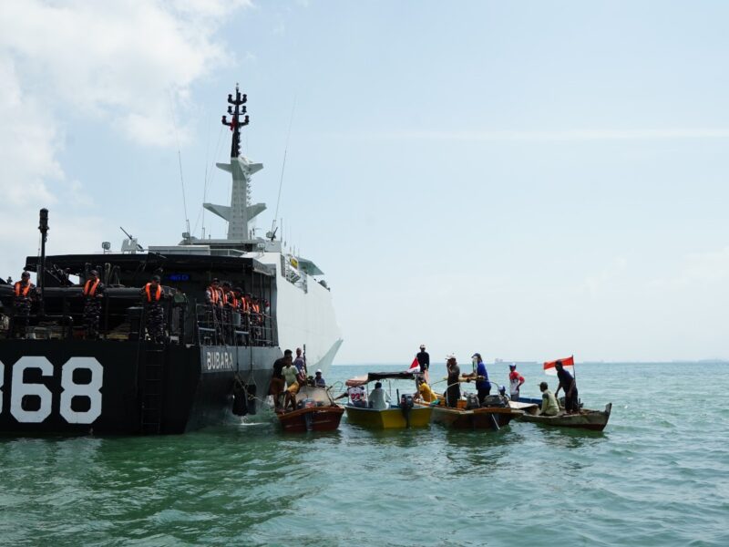 Kodaeral IV Peringati HUT Pertama dengan Aksi Bersih Pantai dan Bakti Sosial untuk Nelayan