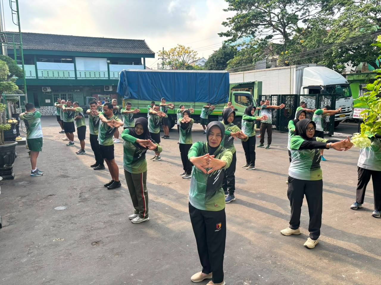 Jaga Kebugaran dan Cegah Cedera, Anggota Makodim Tulungagung Gelar Aerobik Lari Santai