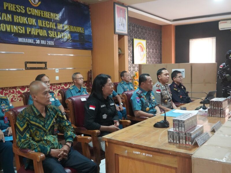 GAGALKAN POTENSI KERUGIAN NEGARA, TNI AL SITA PULUHAN RIBU BUNGKUS ROKOK ILEGAL DI MERAUKE