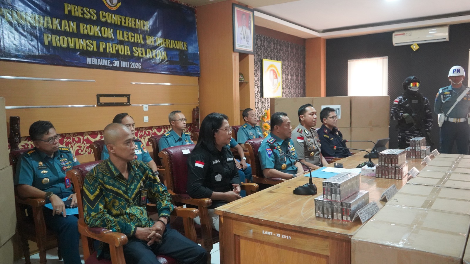 GAGALKAN POTENSI KERUGIAN NEGARA, TNI AL SITA PULUHAN RIBU BUNGKUS ROKOK ILEGAL DI MERAUKE