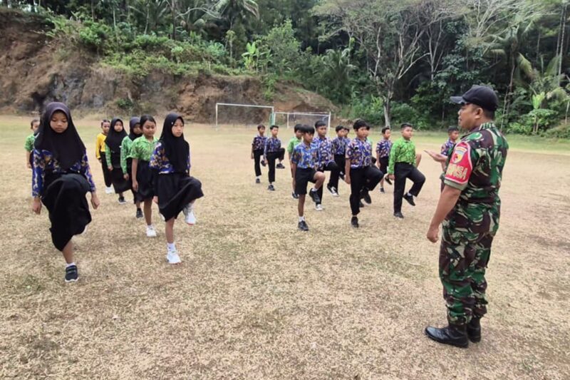 Tanamkan Disiplin dan Karakter Sejak Dini, TNI Latih PBB Siswa SDN 1 Nglebo
