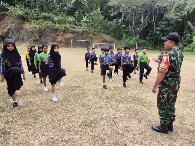 Tanamkan Disiplin dan Karakter Sejak Dini, TNI Latih PBB Siswa SDN 1 Nglebo