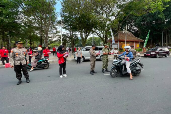 Forkopimda Trenggalek Bagikan Bendera Merah Putih, Sambut HUT RI Ke-81