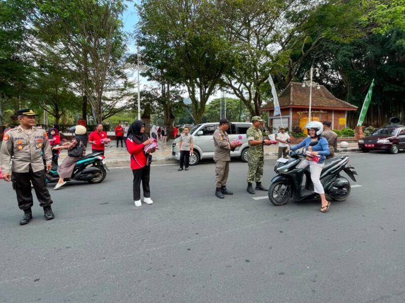 Forkopimda Trenggalek Bagikan Bendera Merah Putih, Sambut HUT RI Ke-81