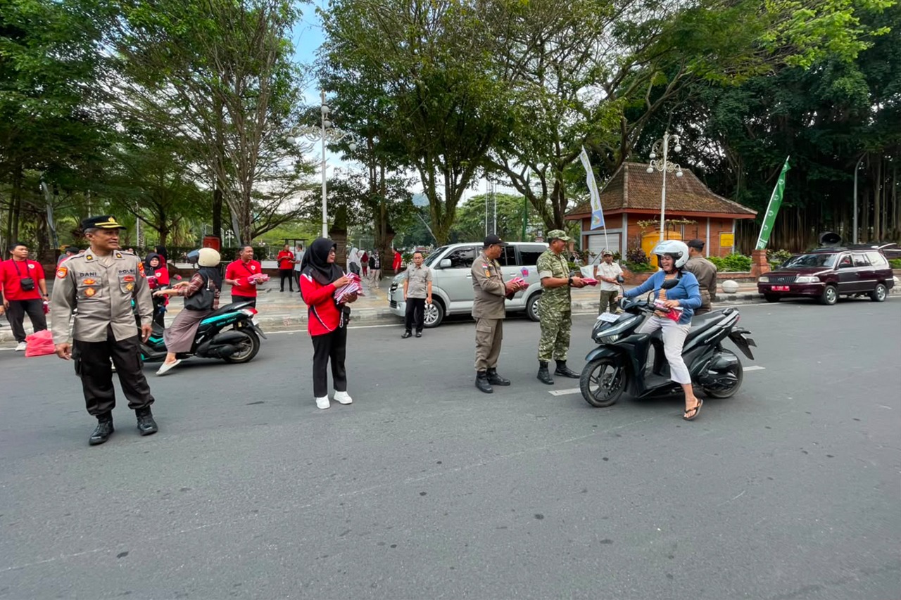 Forkopimda Trenggalek Bagikan Bendera Merah Putih, Sambut HUT RI Ke-81