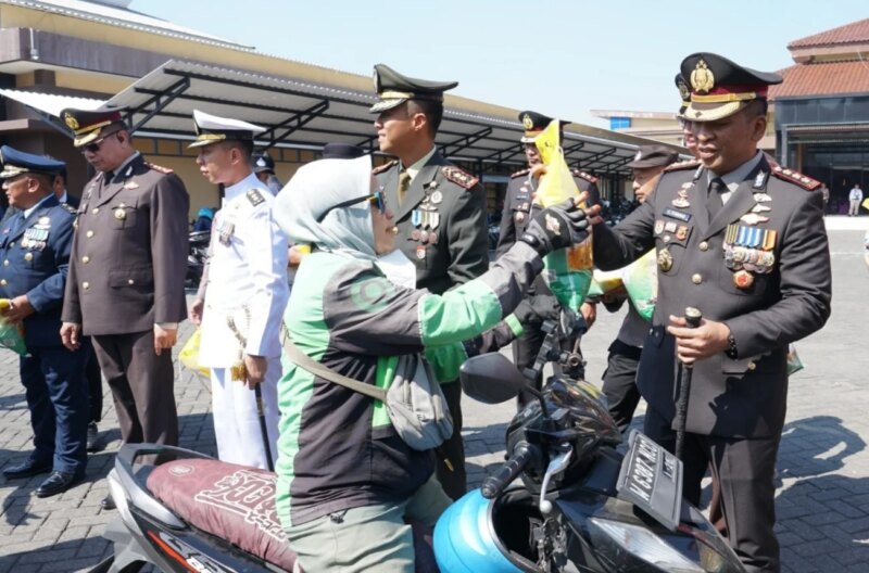 Hari Bhayangkara Ke-80, Polresta Sidoarjo Salurkan 3 Ton Beras untuk Warga dan Ojol – Detiktoday.com