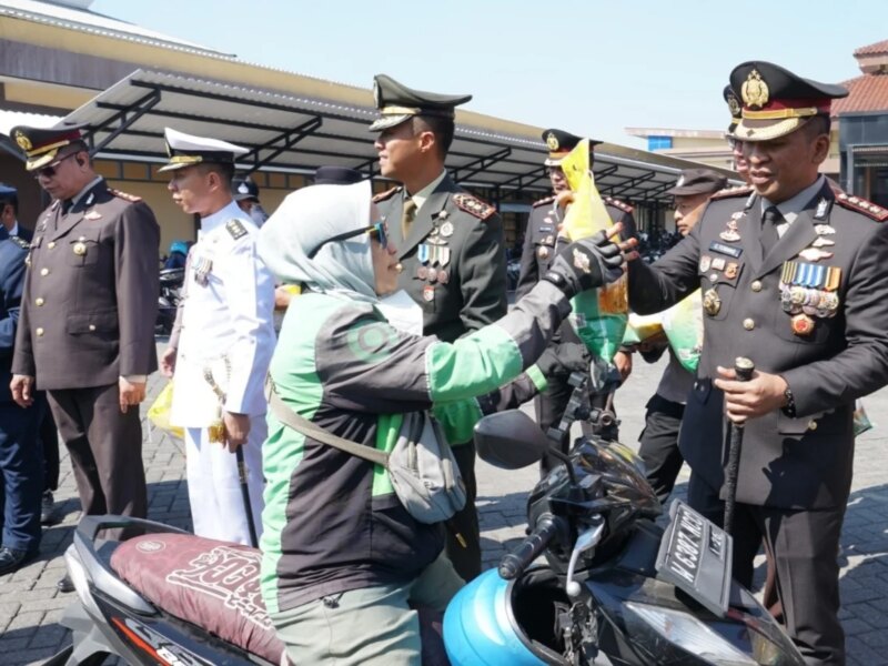 Hari Bhayangkara Ke-80, Polresta Sidoarjo Salurkan 3 Ton Beras untuk Warga dan Ojol – Detiktoday.com