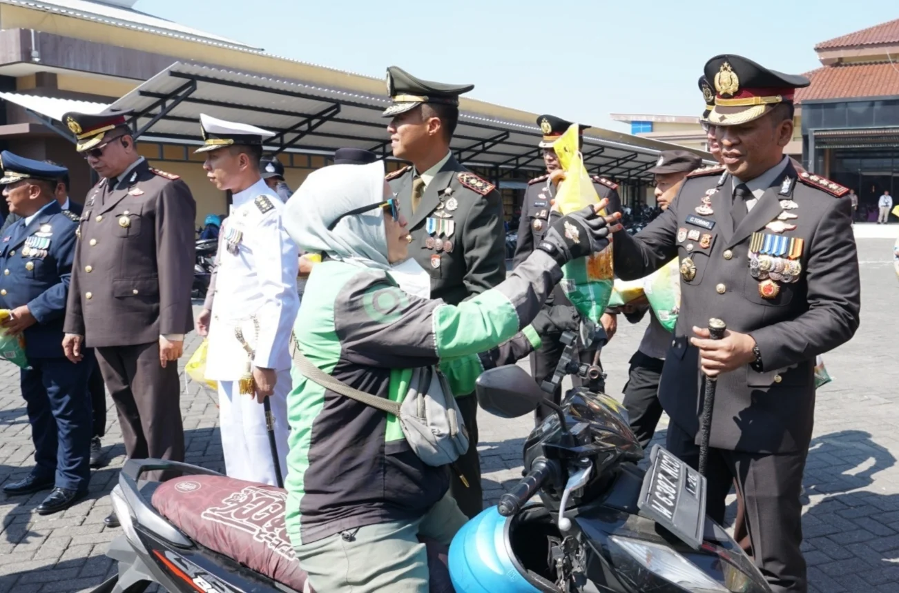 Hari Bhayangkara Ke-80, Polresta Sidoarjo Salurkan 3 Ton Beras untuk Warga dan Ojol – Detiktoday.com