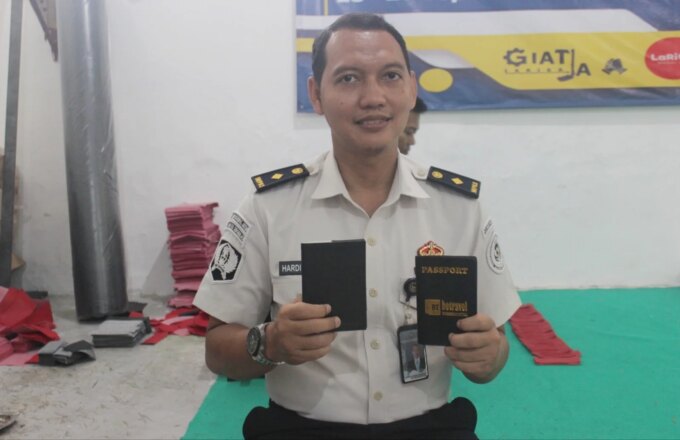 WBP Lapas Sidoarjo Produksi Cover Paspor Lewat Kemitraan, Bekal Hidup Mandiri Kembali ke Masyarakat – Detiktoday.com