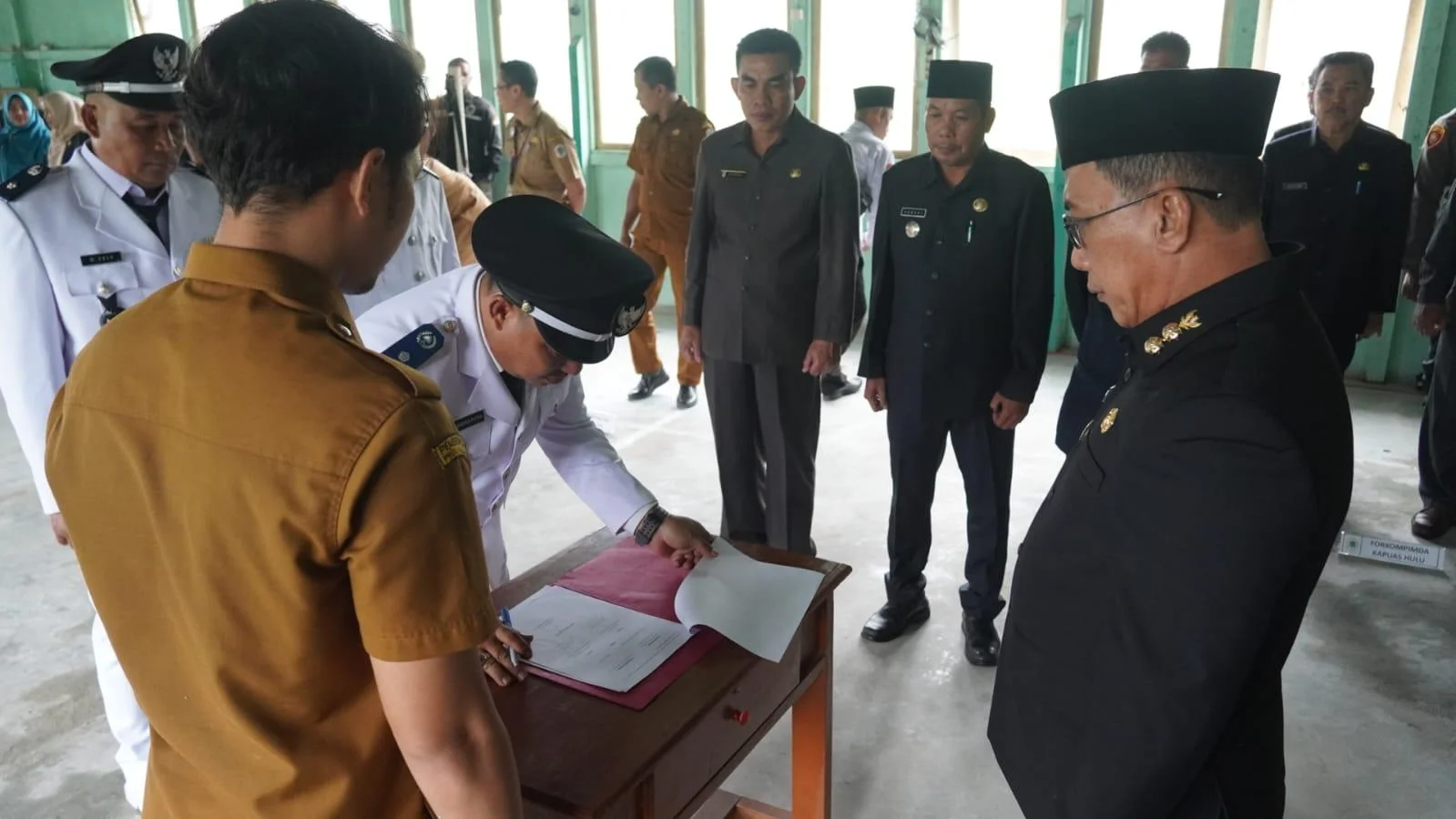 Wabup Kapuas Hulu Sukardi Lantik Kades PAW, Tekankan Tata Kelola Desa Transparan dan Melayani – Detiktoday.com