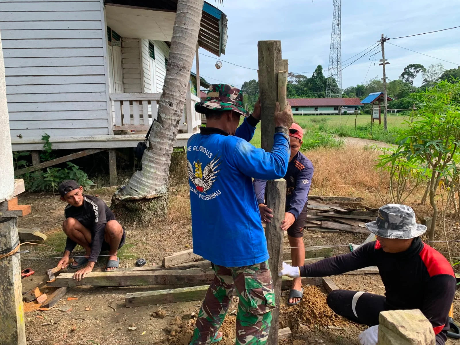 Bedah RTLH dan Bangun Sanitasi, TNI-Rakyat Bersatu Wujudkan Hidup Layak di Perbatasan – Detiktoday.com