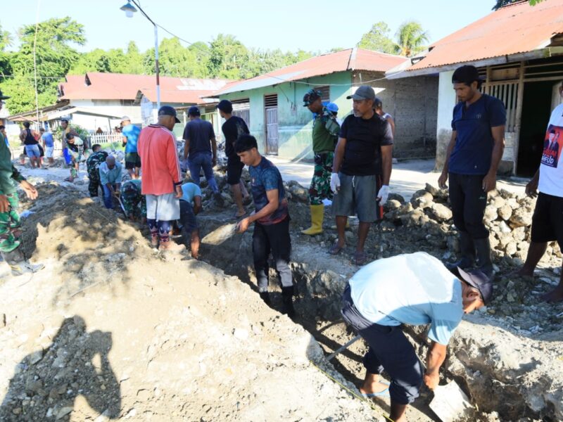 Semangat Kebersamaan Satgas TMMD ke-129 Kodim 1505/Tidore dan Warga Terus Menggelora di Lokasi Pembangunan Drainase
