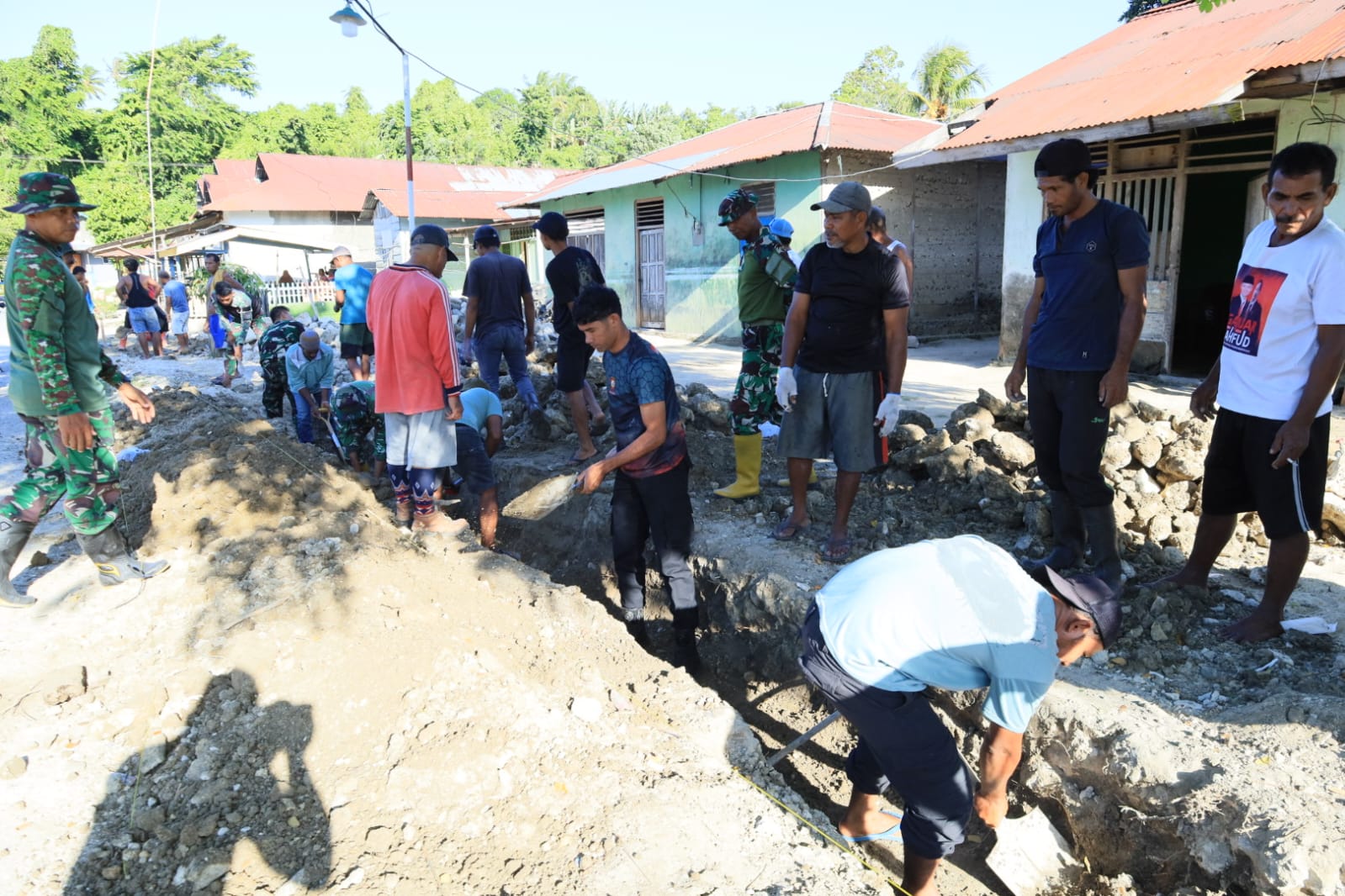 Semangat Kebersamaan Satgas TMMD ke-129 Kodim 1505/Tidore dan Warga Terus Menggelora di Lokasi Pembangunan Drainase