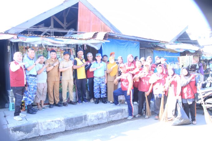 Lanud Sultan Hasanuddin Bersama Satuan TNI AU Makassar Gelar Karya Bakti di Pasar Mandai Sambut Hari Bakti ke-79 TNI Angkatan Udara