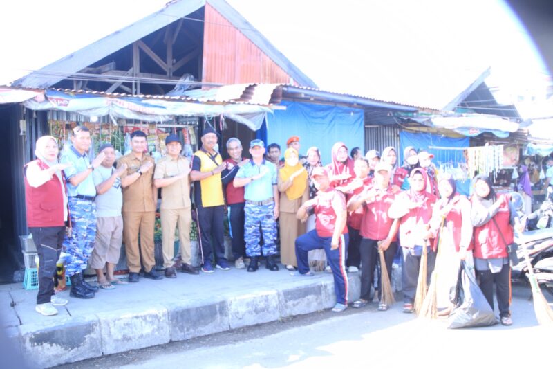 Lanud Sultan Hasanuddin Bersama Satuan TNI AU Makassar Gelar Karya Bakti di Pasar Mandai Sambut Hari Bakti ke-79 TNI Angkatan Udara