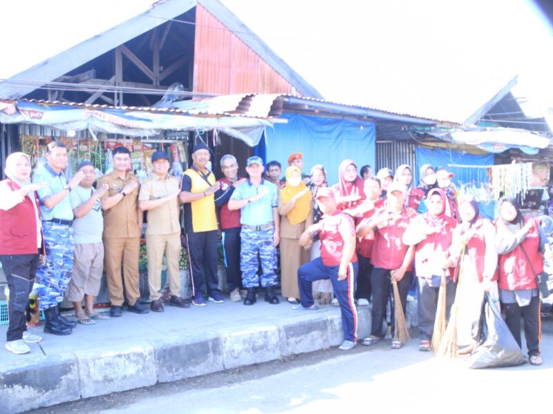 Lanud Sultan Hasanuddin Bersama Satuan TNI AU Makassar Gelar Karya Bakti di Pasar Mandai Sambut Hari Bakti ke-79 TNI Angkatan Udara